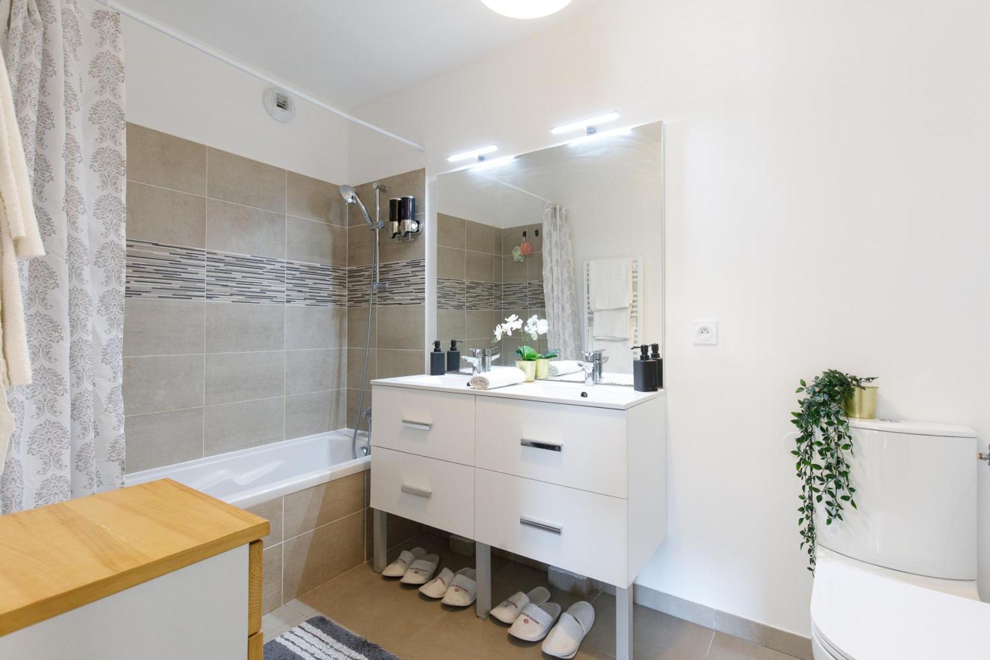 Lovely 2 Bedroom Condo With Pool Vallauris Buitenkant foto